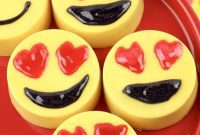 Love Struck Emoji Oreos