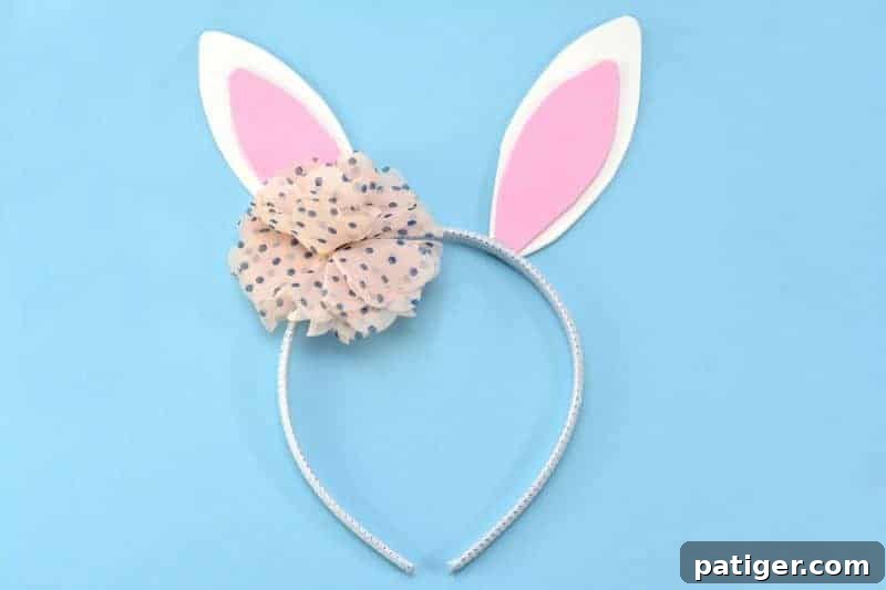 Hoppy Easter Headband Craft 2 Get in the Easter spirit with this easy no sew DIY Bunny Ears Headband. This easy bunny headband craft is perfect for boys and girls alike, as the flower can be left out or replaced with a little top hat!