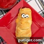Mummy hot dogs are a fun #Halloween dinner, perfect after a busy night of trick-or-treating. Plus, they are ridiculously easy to make using crescent rolls. #HalloweenRecipes