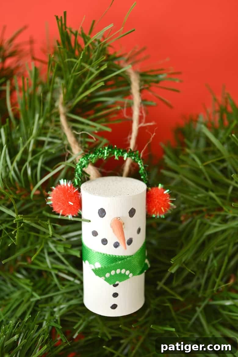 Wine cork snowman ornaments are an easy Christmas craft project great for adults and children alike. Plus, they are a great way to upcycle old wine corks!