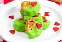 Merry Grinchmas Pretzel Dippers